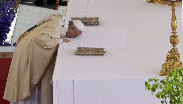 Папа римский Франциск целует алтарь, празднуя Пасху, на площади Святого Петра в Ватикане