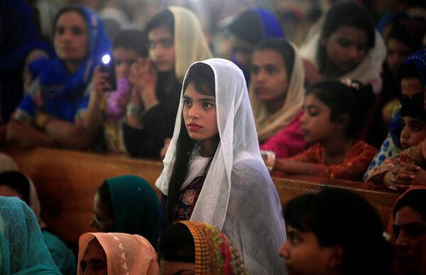Девочка на пасхальной мессе в Исламабаде, Пакистан