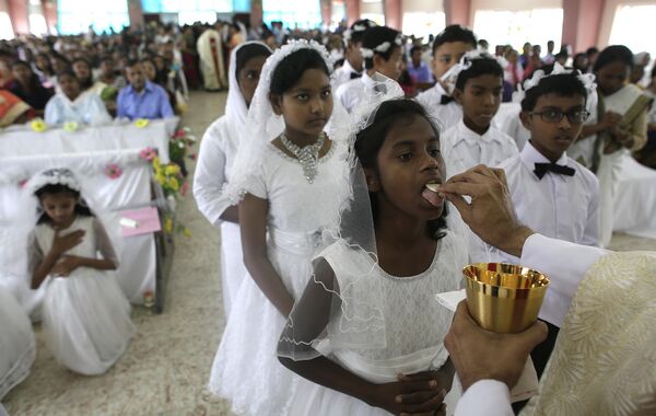 Дети учствуют в пасхальном богослужении в церкви в Гаухати, Индия