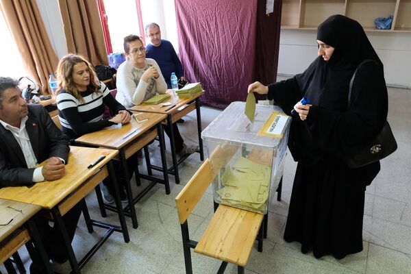 Жительница голосует на одном из избирательных участков в Анкаре. В Турции проходит референдум по поправкам в Конституцию, предусматривающих переход на президентскую систему правления