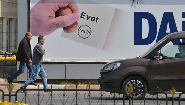 Агитационный плакат с надписью Evet (Да) на одной из улиц Стамбула. В Турции проходит референдум по поправкам в Конституцию, предусматривающих переход на президентскую систему правления