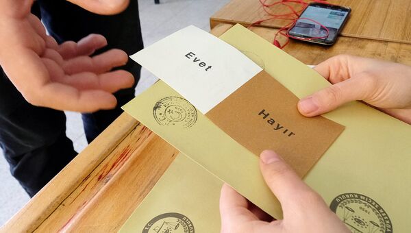 Бланк для голосования на одном из избирательных участков в Анкаре. В Турции проходит референдум по поправкам в Конституцию, предусматривающих переход на президентскую систему правления