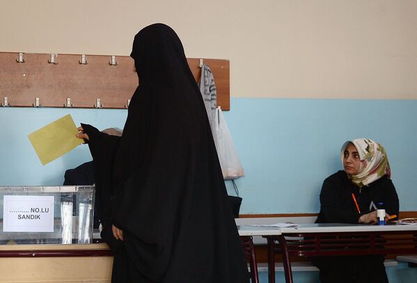 Жительница Стамбула во время голосования на одном из избирательных участков города. В Турции проходит референдум по поправкам в Конституцию, предусматривающих переход на президентскую систему правления