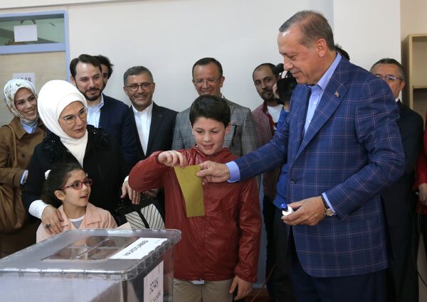 Президент Турции Тайип Эрдоган с супругой во время голосования на одном из избирательных участков Стамбула