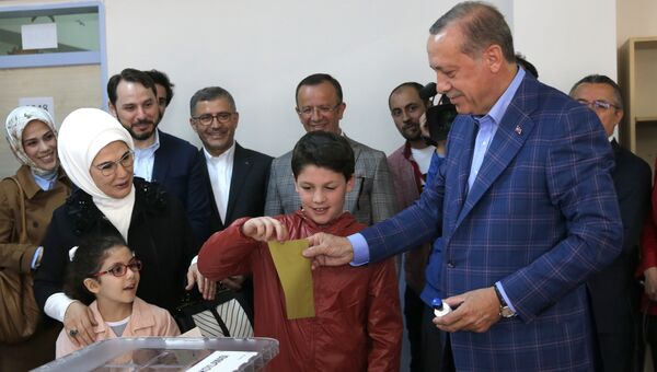 Президент Турции Тайип Эрдоган с супругой во время голосования на одном из избирательных участков Стамбула