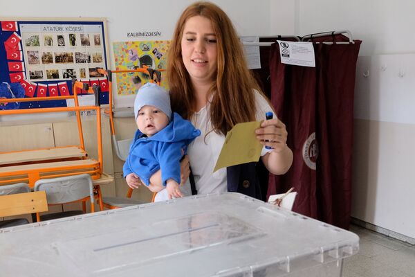 Девушка голосует на одном из избирательных участков в Анкаре. В Турции проходит референдум по поправкам в Конституцию, предусматривающих переход на президентскую систему правления