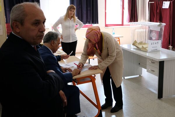 Жительница на одном из избирательных участков в Анкаре. В Турции проходит референдум по поправкам в Конституцию, предусматривающих переход на президентскую систему правления Жительница на одном из избирательных участков в Анкаре. В Турции проходит референдум по поправкам в Конституцию, предусматривающих переход на президентскую систему правления