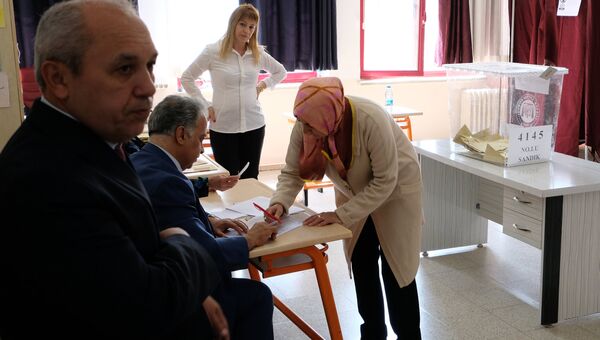 Жительница на одном из избирательных участков в Анкаре. В Турции проходит референдум по поправкам в Конституцию, предусматривающих переход на президентскую систему правления