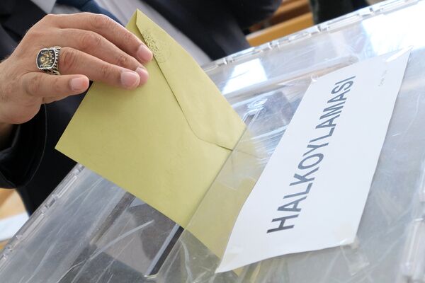Голосование на одном из избирательных участков в Анкаре. В Турции проходит референдум по поправкам в Конституцию, предусматривающих переход на президентскую систему правления