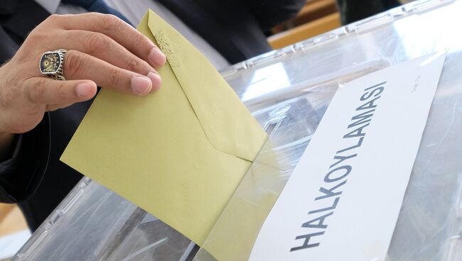 Голосование на одном из избирательных участков в Анкаре. В Турции проходит референдум по поправкам в Конституцию, предусматривающих переход на президентскую систему правления