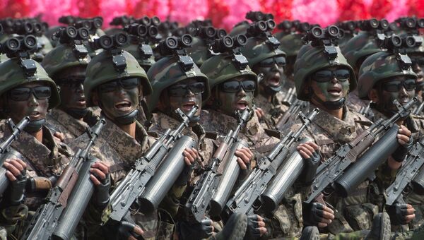 Военнослужащие во время парада, приуроченного к 105-й годовщине со дня рождения основателя северокорейского государства Ким Ир Сена, в Пхеньяне, КНДР