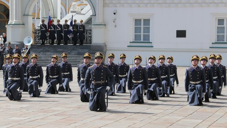 Военнослужащие Президентского полка во время первой в этом году церемонии развода пеших и конных караулов на Соборной площади Московского Кремля