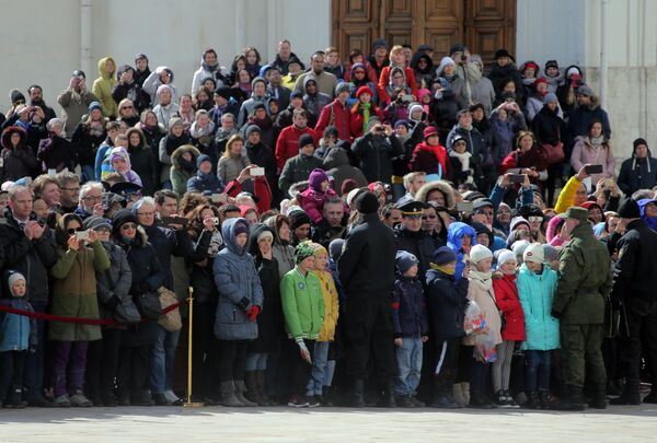Зрители во время первой в этом году церемонии развода пеших и конных караулов на Соборной площади Московского Кремля