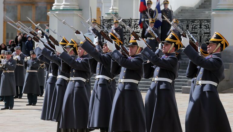 Военнослужащие Президентского полка во время первой в этом году церемонии развода пеших и конных караулов на Соборной площади Московского Кремля