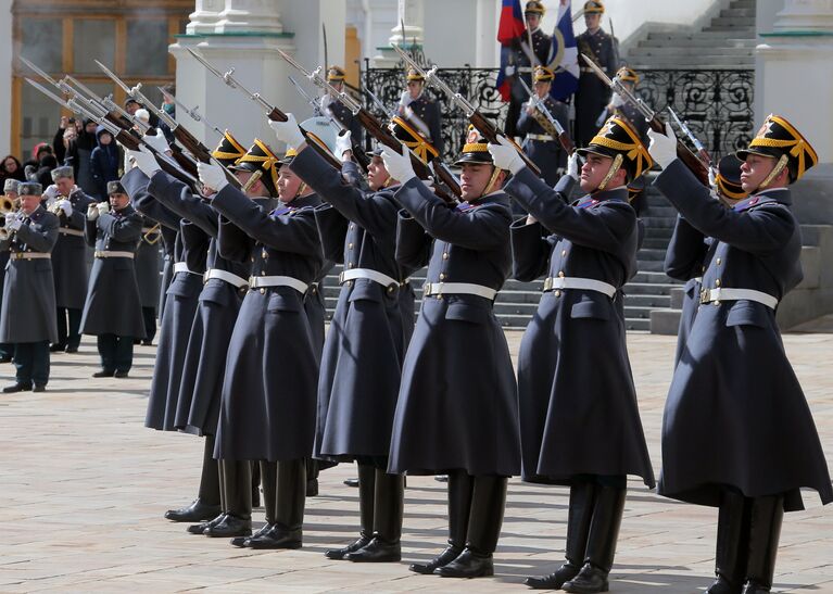 Военнослужащие Президентского полка во время первой в этом году церемонии развода пеших и конных караулов на Соборной площади Московского Кремля