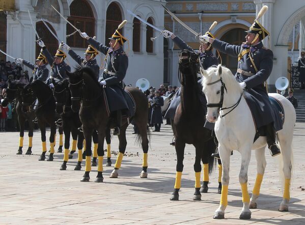 Военнослужащие Президентского полка во время первой в этом году церемонии развода пеших и конных караулов на Соборной площади Московского Кремля
