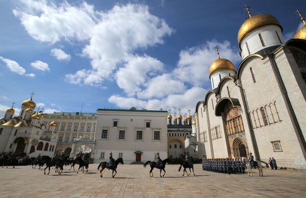 Военнослужащие Президентского полка во время первой в этом году церемонии развода пеших и конных караулов на Соборной площади Московского Кремля