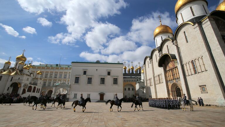 Военнослужащие Президентского полка во время первой в этом году церемонии развода пеших и конных караулов на Соборной площади Московского Кремля