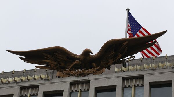 Флаг США над зданием американского посольства в Лондоне