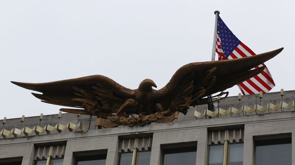 Флаг США над зданием американского посольства в Лондоне 