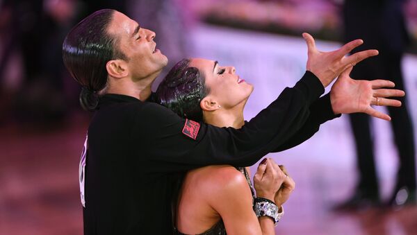 Аниелло Ланжелла и Андра Вайдилайте (Италия) выступают на чемпионате Европы по латиноамериканским танцам в Москве