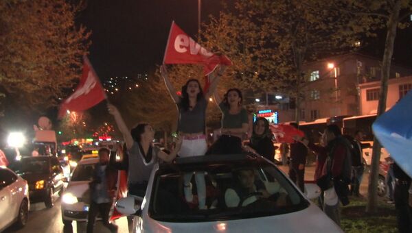 Жители Стамбула ликовали после оглашения предварительных итогов референдума