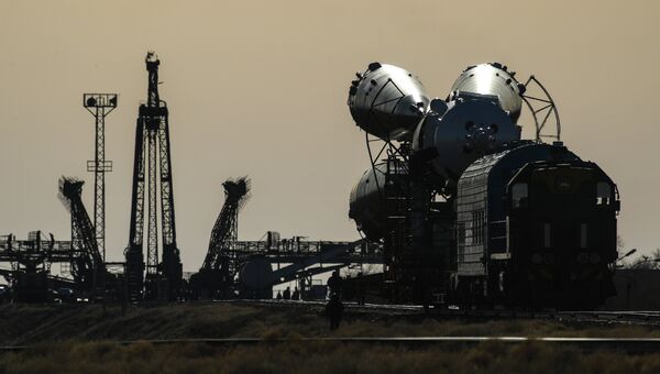 Транспортировка ракеты Союз-ФГ с пилотируемым кораблем Союз-МС-04 на Гагаринский старт космодрома Байконур