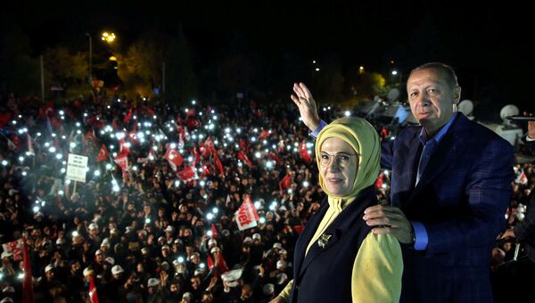 Президент Турции Тайип Эрдоган обращается к своим сторонникам