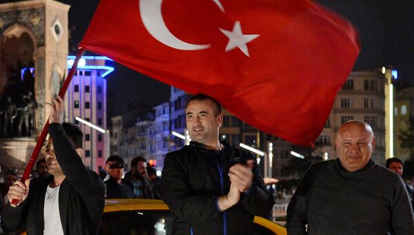 Сторонники президента Турции Реджепа Тайипа Эрдогана радуются победе на конституционном референдуме