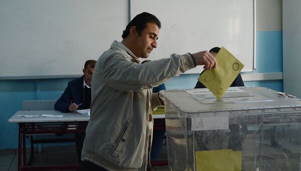 Во время голосования на конституционном референдуме в Турции. Архивное фото