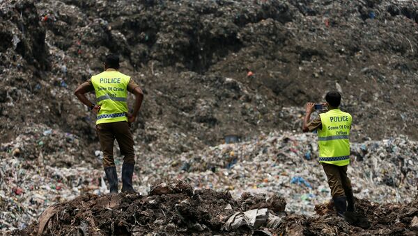 Свалка мусора загорелась и обрушилась на десятки жилищ в трущобах столицы Шри-Ланки Коломбо. 16 апреля 2017