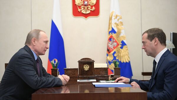 Президент РФ Владимир Путин и председатель правительства РФ Дмитрий Медведев во время встречи. 17 апреля 2017