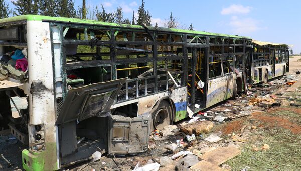 Поврежденные в результате теракта автобусы в провинции Алеппо, Сирия. 16 апреля 2017