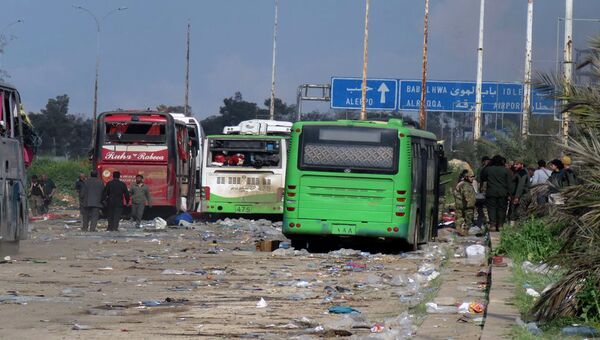 Поврежденные в результате теракта автобусы в районе Алеппо
