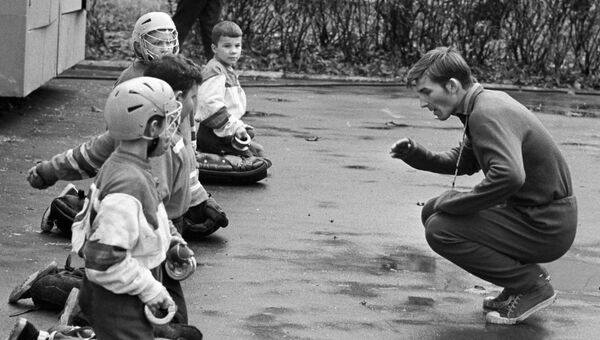 Владислав Третьяк с юными спортсменами хоккейной школы Центрального спортивного клуба Армии