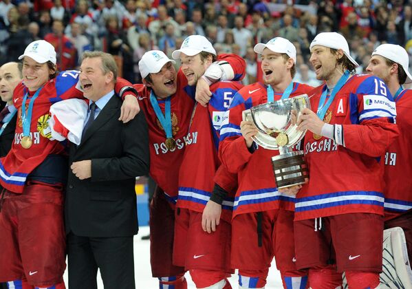 Владислав Третьяк и игроки сборной России радуются победе в финальном матче чемпионата мира по хоккею 2012 между сборными командами России и Словакии