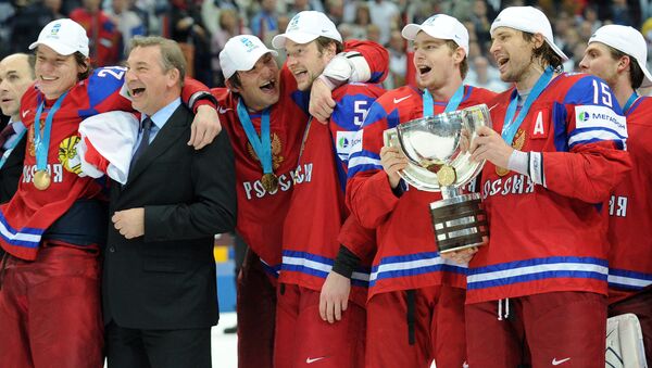 Владислав Третьяк и игроки сборной России радуются победе в финальном матче чемпионата мира по хоккею 2012 между сборными командами России и Словакии