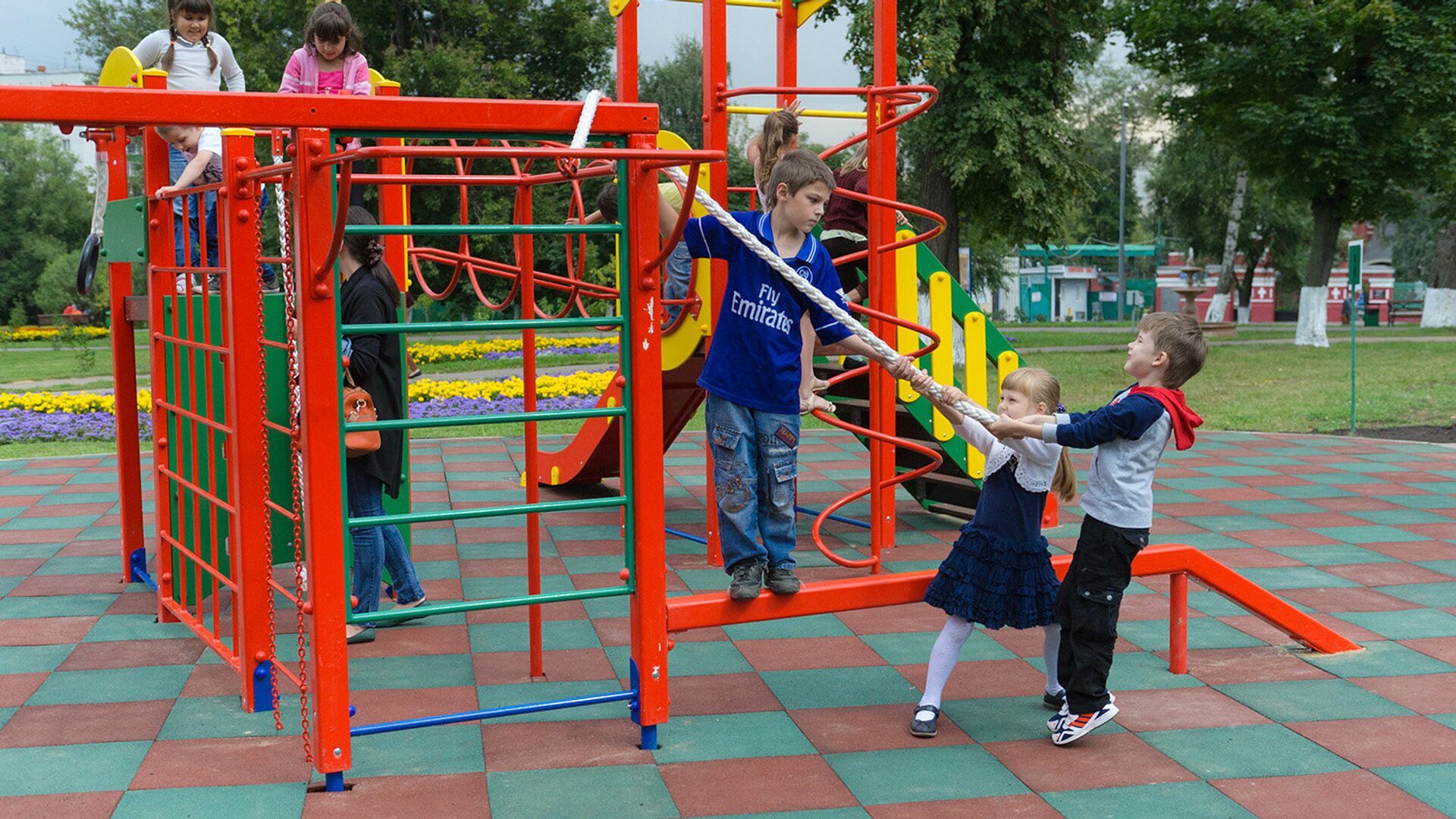 Власти Москвы объяснили, что детские площадки во дворах посещать можно -  РИА Новости, 15.06.2021