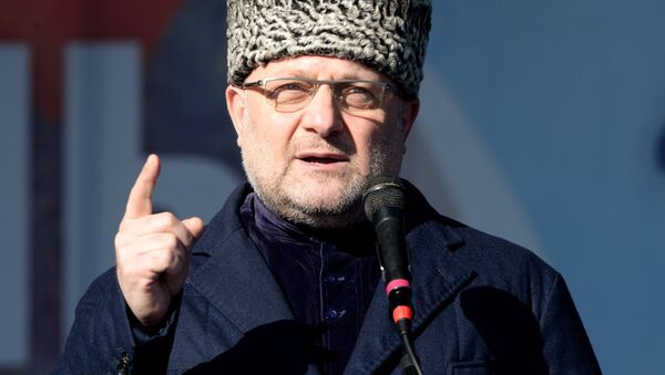 Министр по национальной политике, внешним связям, печати и информации Джамбулат Умаров выступает на митинге в Грозном