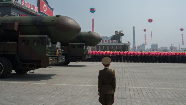 Военная техника во время парада, приуроченного к 105-й годовщине со дня рождения Ким Ир Сена, в КНДР