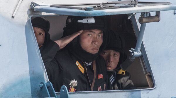 Военнослужащие во время военного парада, приуроченного к 105-й годовщине со дня рождения Ким Ир Сена, в КНДР