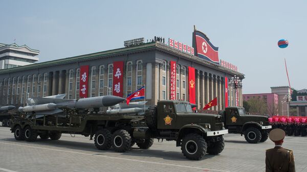 Зенитно-ракетные комплексы (ЗРК) С-200 во время парада, приуроченного к 105-й годовщине со дня рождения Ким Ир Сена, в КНДР. Архивное фото