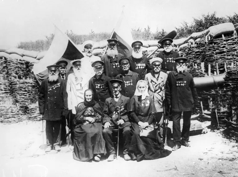 Сестра милосердия Даша Севастопольская (Дарья Лаврентьевна Михайлова, в первом ряду справа) - одна из первых военных сестёр милосердия в мире, героиня обороны Севастополя. Фото начала ХХ века Сестра милосердия Даша Севастопольская (Дарья Лаврентьевна Михайлова, в первом ряду справа) - одна из первых военных сестёр милосердия в мире, героиня обороны Севастополя. Фото начала ХХ века