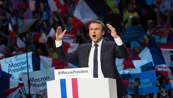 Кандидат в президенты Франции Эммануэль Макрон во время предвыборной встречи с избирателями в Париже