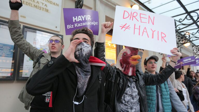 Антиправительственные демонстранты во время акции протеста после референдума. Турция, 17 апреля 2017