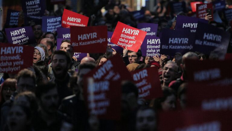 Антиправительственные демонстранты во время акции протеста после референдума. Турция, 17 апреля 2017