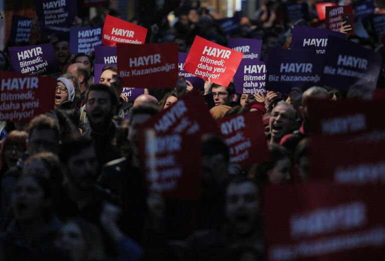 Антиправительственные демонстранты во время акции протеста после референдума. Турция, 17 апреля 2017