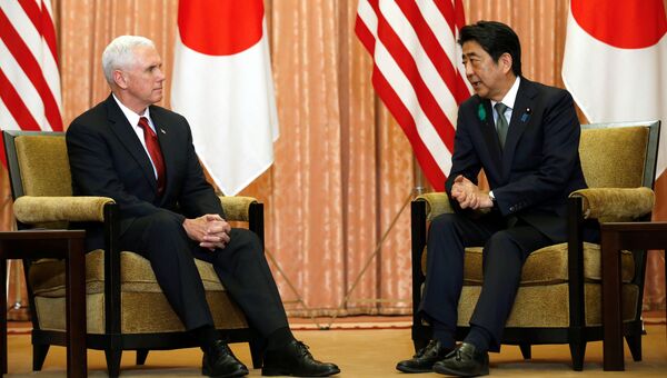 Вице-президент США Майк Пенс во время встречи с японским премьер-министром Синдзо Абэ в Токио. 18 апреля 2017