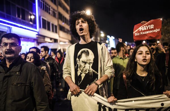 Антиправительственные демонстранты во время акции протеста после референдума. Турция, 17 апреля 2017