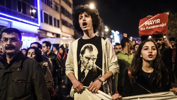 Антиправительственные демонстранты во время акции протеста после референдума. Турция, 17 апреля 2017
